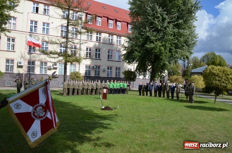 Zdjęcie w galerii na portalu naszraciborz.pl: W komendzie śląskiej Straży Granicznej posadzono Dąb Niepodległości wiadomości z regionu