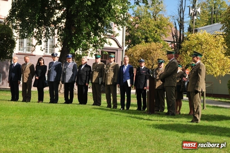 Zdjęcie w galerii na portalu naszraciborz.pl: W komendzie śląskiej Straży Granicznej posadzono Dąb Niepodległości wiadomości z regionu