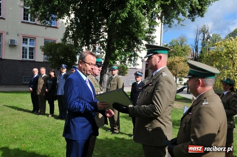Zdjęcie w galerii na portalu naszraciborz.pl: W komendzie śląskiej Straży Granicznej posadzono Dąb Niepodległości wiadomości z regionu