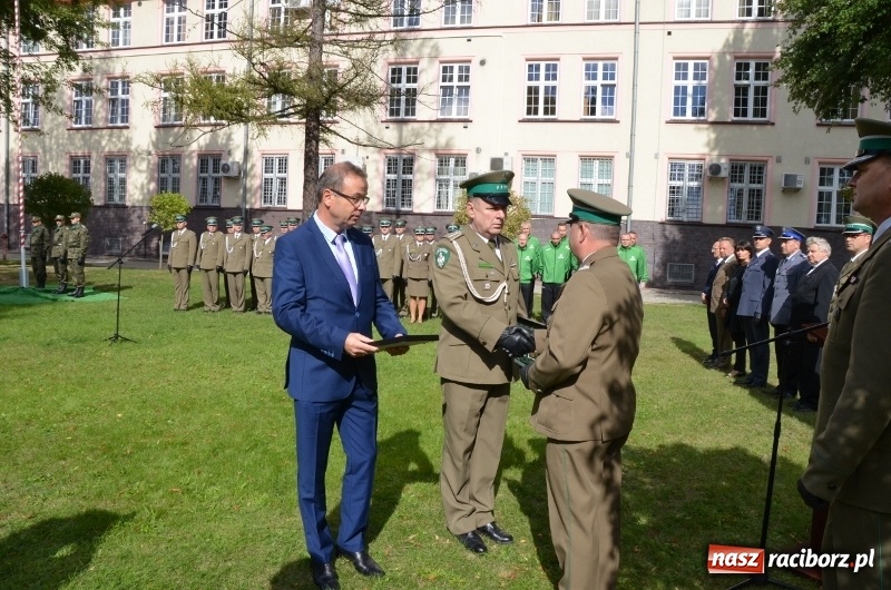 Zdjęcie w galerii na portalu naszraciborz.pl: W komendzie śląskiej Straży Granicznej posadzono Dąb Niepodległości wiadomości z regionu