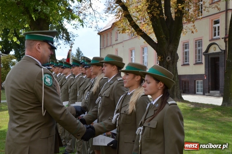Zdjęcie w galerii na portalu naszraciborz.pl: W komendzie śląskiej Straży Granicznej posadzono Dąb Niepodległości wiadomości z regionu