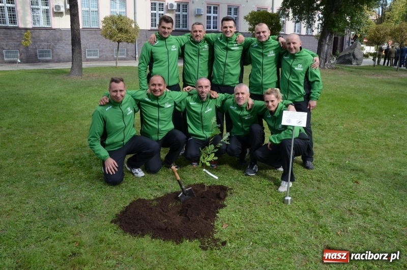 Zdjęcie w galerii na portalu naszraciborz.pl: W komendzie śląskiej Straży Granicznej posadzono Dąb Niepodległości wiadomości z regionu