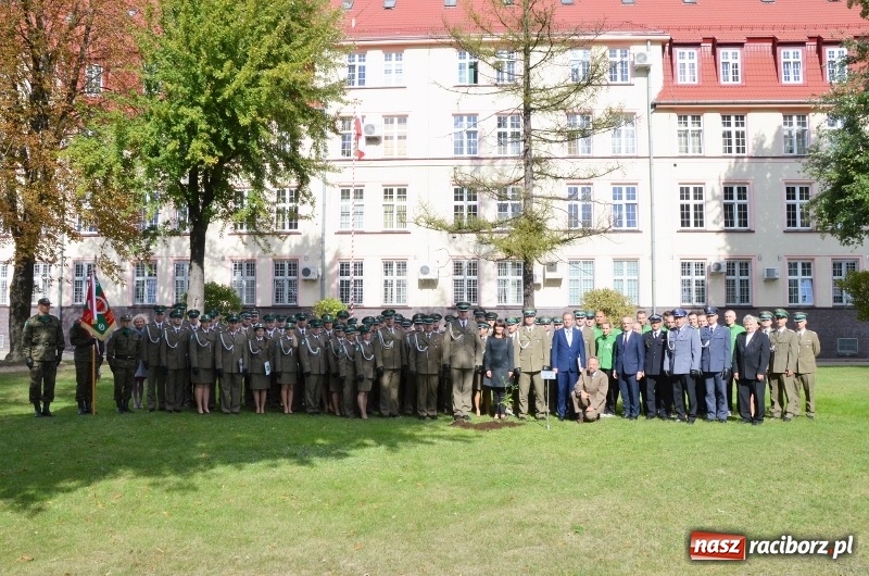 Zdjęcie w galerii na portalu naszraciborz.pl: W komendzie śląskiej Straży Granicznej posadzono Dąb Niepodległości wiadomości z regionu