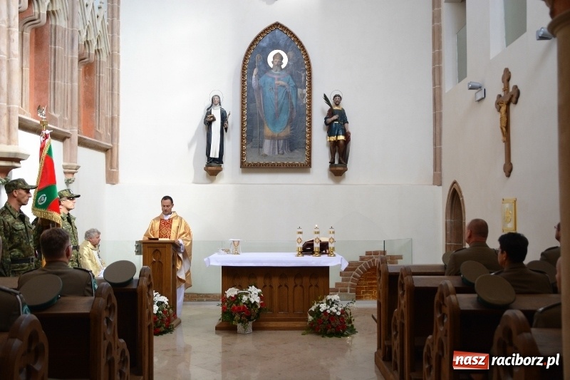 Zdjęcie w galerii na portalu naszraciborz.pl: W komendzie śląskiej Straży Granicznej posadzono Dąb Niepodległości wiadomości z regionu