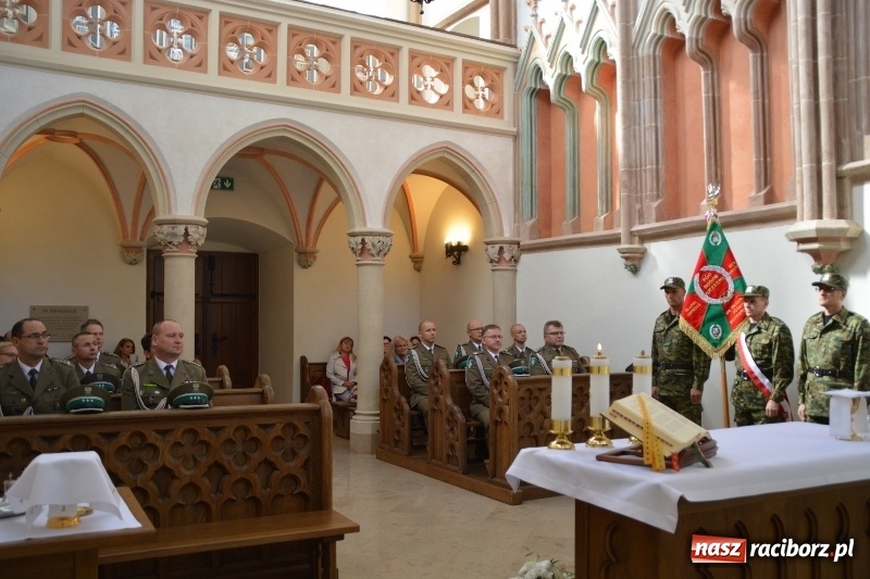 Zdjęcie w galerii na portalu naszraciborz.pl: W komendzie śląskiej Straży Granicznej posadzono Dąb Niepodległości wiadomości z regionu
