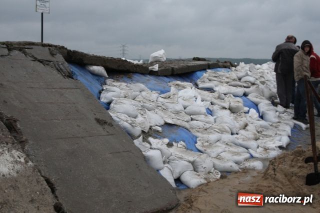 Zdjęcie w galerii na portalu naszraciborz.pl: Poziom wody spada wiadomości z regionu