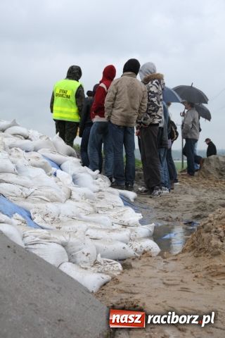 Zdjęcie w galerii na portalu naszraciborz.pl: Poziom wody spada wiadomości z regionu