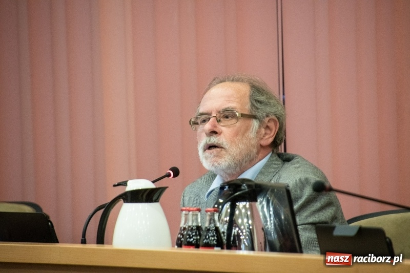 Zdjęcie w galerii na portalu naszraciborz.pl: Nikt nie mówił, że będzie łatwo... Podziękowania i dyplomy na sesji Rady Miasta wiadomości z regionu