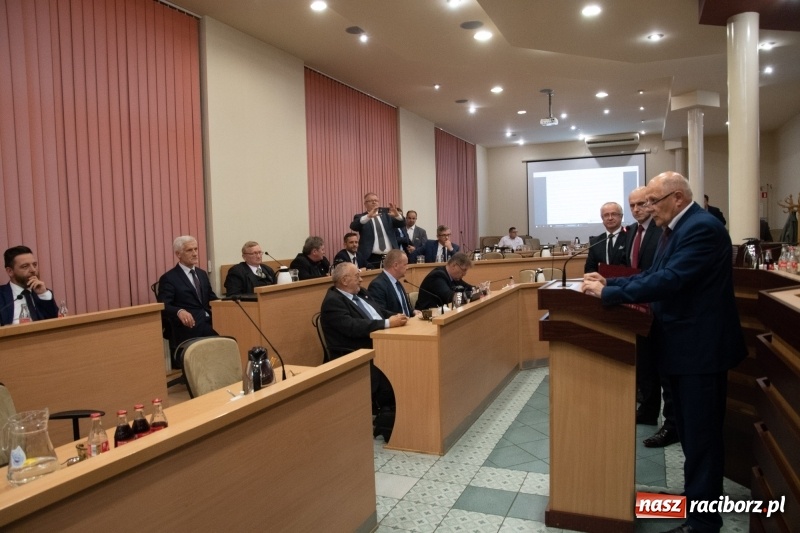 Zdjęcie w galerii na portalu naszraciborz.pl: Nikt nie mówił, że będzie łatwo... Podziękowania i dyplomy na sesji Rady Miasta wiadomości z regionu