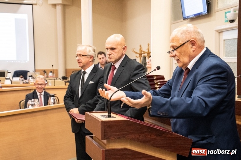 Zdjęcie w galerii na portalu naszraciborz.pl: Nikt nie mówił, że będzie łatwo... Podziękowania i dyplomy na sesji Rady Miasta wiadomości z regionu