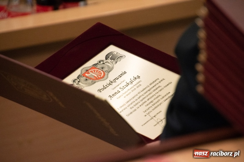 Zdjęcie w galerii na portalu naszraciborz.pl: Nikt nie mówił, że będzie łatwo... Podziękowania i dyplomy na sesji Rady Miasta wiadomości z regionu