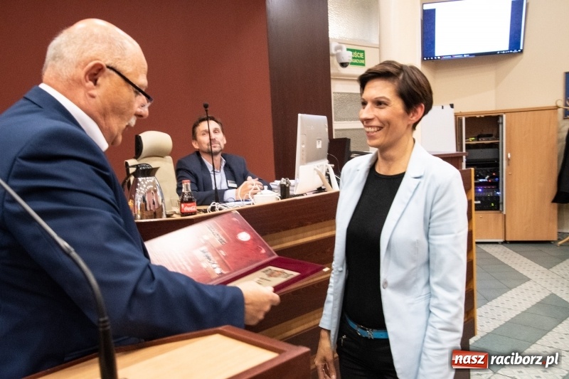 Zdjęcie w galerii na portalu naszraciborz.pl: Nikt nie mówił, że będzie łatwo... Podziękowania i dyplomy na sesji Rady Miasta wiadomości z regionu