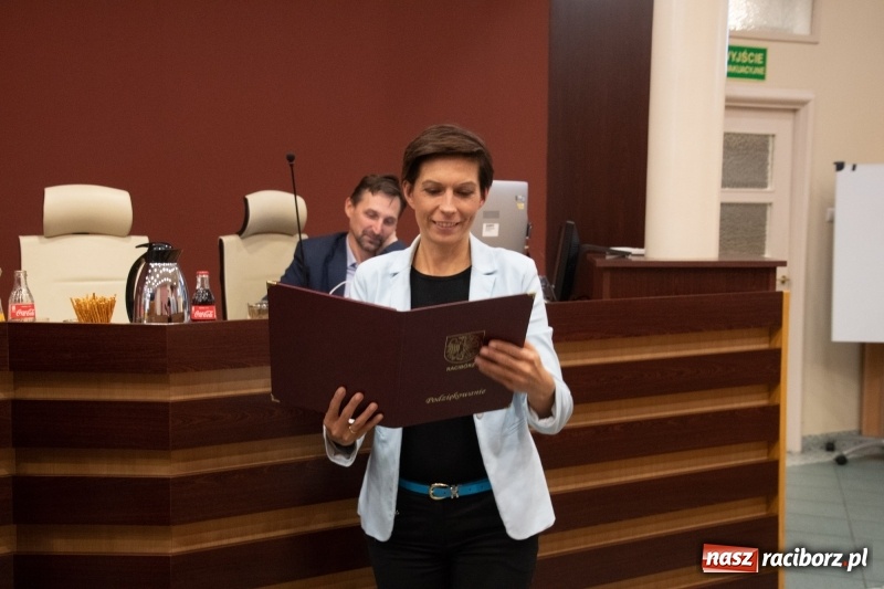 Zdjęcie w galerii na portalu naszraciborz.pl: Nikt nie mówił, że będzie łatwo... Podziękowania i dyplomy na sesji Rady Miasta wiadomości z regionu