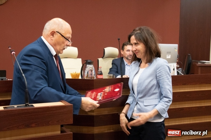 Zdjęcie w galerii na portalu naszraciborz.pl: Nikt nie mówił, że będzie łatwo... Podziękowania i dyplomy na sesji Rady Miasta wiadomości z regionu