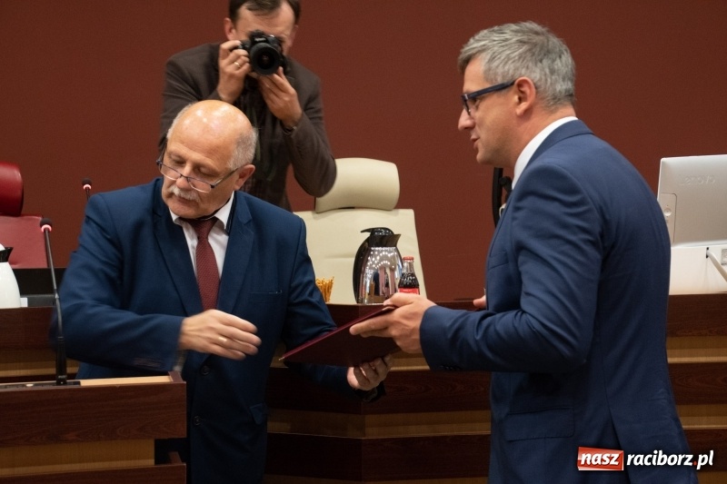 Zdjęcie w galerii na portalu naszraciborz.pl: Nikt nie mówił, że będzie łatwo... Podziękowania i dyplomy na sesji Rady Miasta wiadomości z regionu