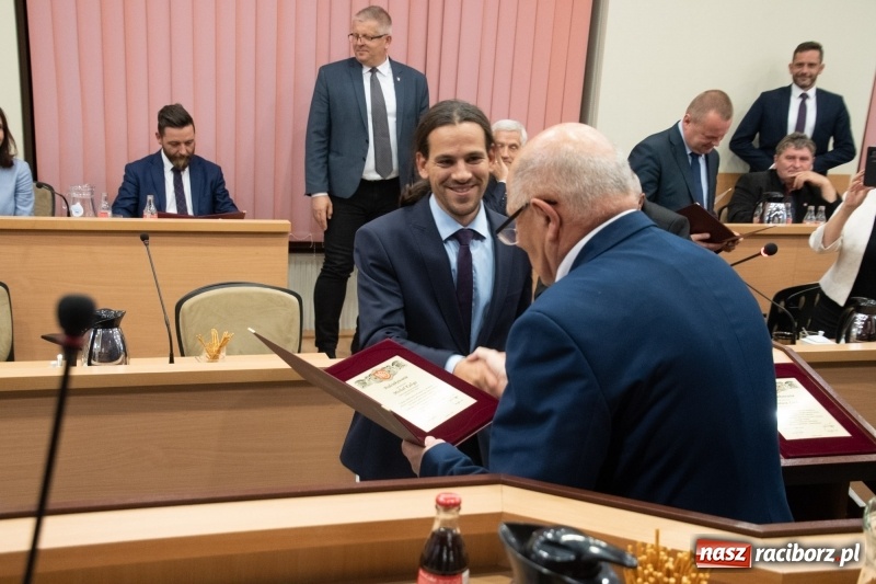 Zdjęcie w galerii na portalu naszraciborz.pl: Nikt nie mówił, że będzie łatwo... Podziękowania i dyplomy na sesji Rady Miasta wiadomości z regionu