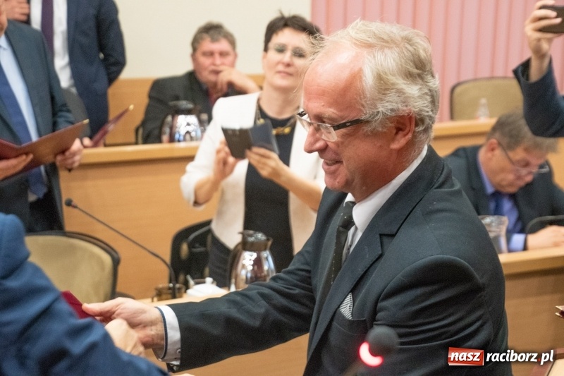 Zdjęcie w galerii na portalu naszraciborz.pl: Nikt nie mówił, że będzie łatwo... Podziękowania i dyplomy na sesji Rady Miasta wiadomości z regionu