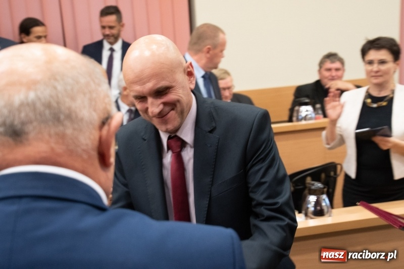 Zdjęcie w galerii na portalu naszraciborz.pl: Nikt nie mówił, że będzie łatwo... Podziękowania i dyplomy na sesji Rady Miasta wiadomości z regionu