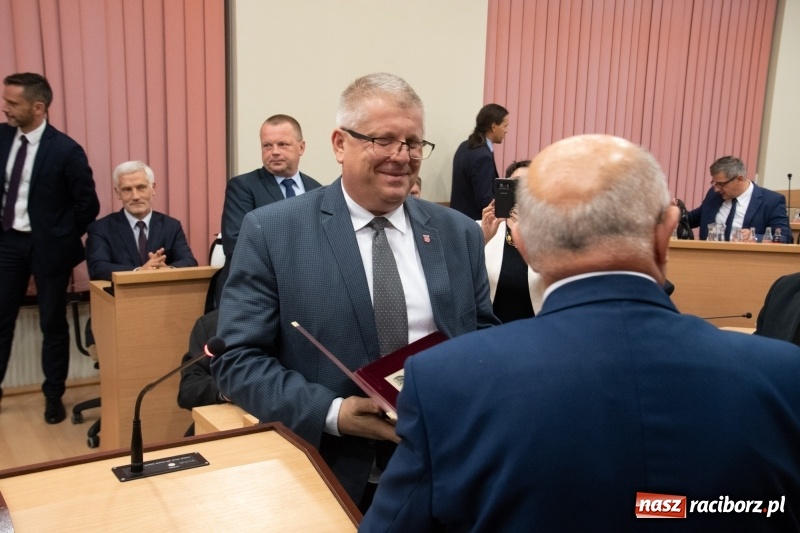 Zdjęcie w galerii na portalu naszraciborz.pl: Nikt nie mówił, że będzie łatwo... Podziękowania i dyplomy na sesji Rady Miasta wiadomości z regionu