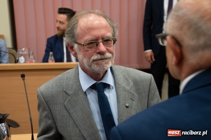 Zdjęcie w galerii na portalu naszraciborz.pl: Nikt nie mówił, że będzie łatwo... Podziękowania i dyplomy na sesji Rady Miasta wiadomości z regionu