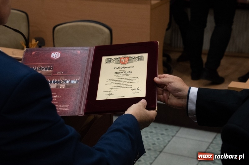 Zdjęcie w galerii na portalu naszraciborz.pl: Nikt nie mówił, że będzie łatwo... Podziękowania i dyplomy na sesji Rady Miasta wiadomości z regionu