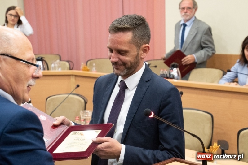 Zdjęcie w galerii na portalu naszraciborz.pl: Nikt nie mówił, że będzie łatwo... Podziękowania i dyplomy na sesji Rady Miasta wiadomości z regionu
