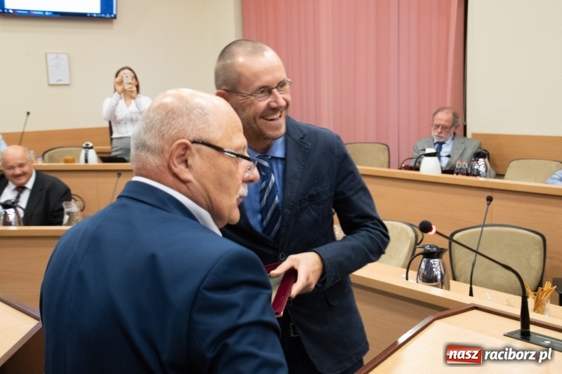 Zdjęcie w galerii na portalu naszraciborz.pl: Nikt nie mówił, że będzie łatwo... Podziękowania i dyplomy na sesji Rady Miasta wiadomości z regionu
