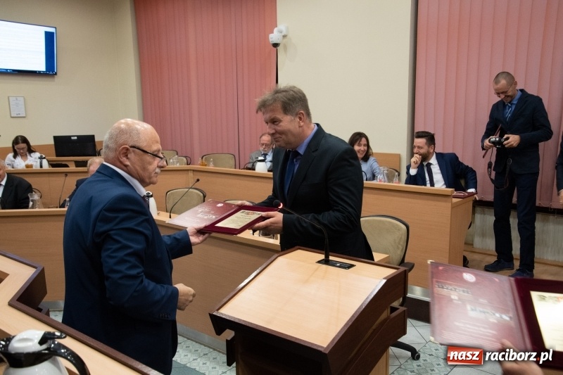 Zdjęcie w galerii na portalu naszraciborz.pl: Nikt nie mówił, że będzie łatwo... Podziękowania i dyplomy na sesji Rady Miasta wiadomości z regionu