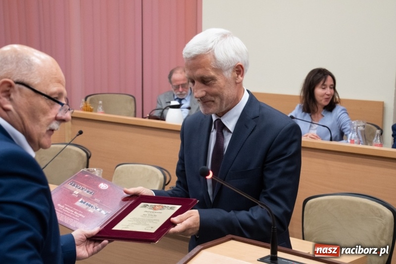 Zdjęcie w galerii na portalu naszraciborz.pl: Nikt nie mówił, że będzie łatwo... Podziękowania i dyplomy na sesji Rady Miasta wiadomości z regionu