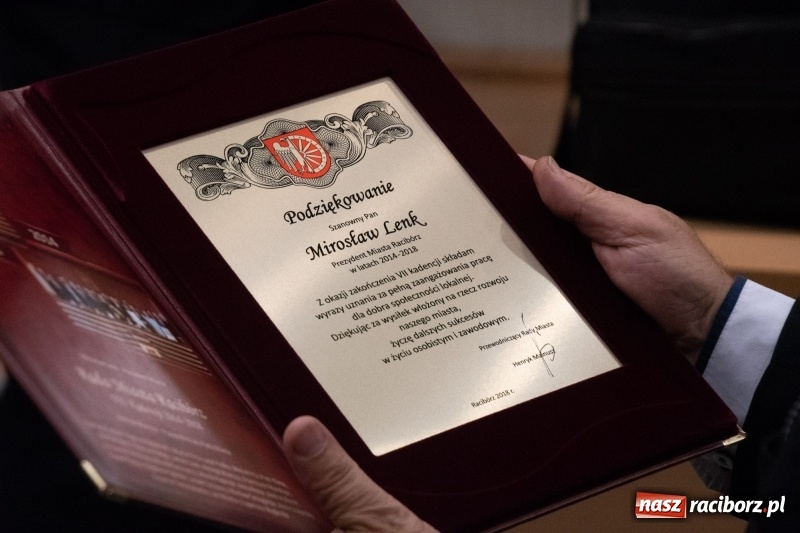 Zdjęcie w galerii na portalu naszraciborz.pl: Nikt nie mówił, że będzie łatwo... Podziękowania i dyplomy na sesji Rady Miasta wiadomości z regionu