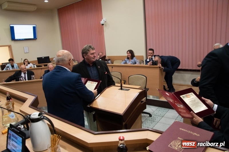 Zdjęcie w galerii na portalu naszraciborz.pl: Nikt nie mówił, że będzie łatwo... Podziękowania i dyplomy na sesji Rady Miasta wiadomości z regionu