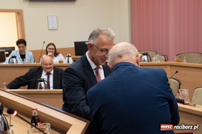 Zdjęcie w galerii na portalu naszraciborz.pl: Nikt nie mówił, że będzie łatwo... Podziękowania i dyplomy na sesji Rady Miasta wiadomości z regionu