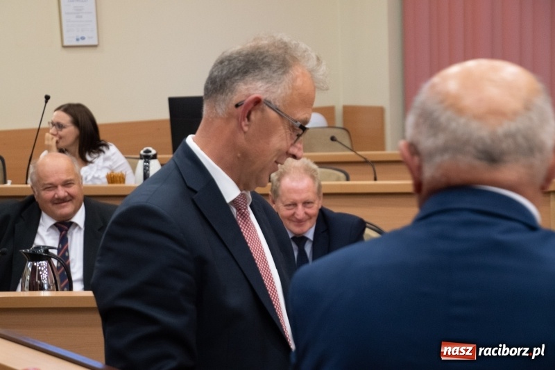 Zdjęcie w galerii na portalu naszraciborz.pl: Nikt nie mówił, że będzie łatwo... Podziękowania i dyplomy na sesji Rady Miasta wiadomości z regionu