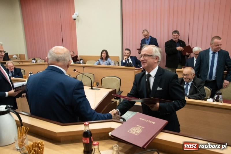 Zdjęcie w galerii na portalu naszraciborz.pl: Nikt nie mówił, że będzie łatwo... Podziękowania i dyplomy na sesji Rady Miasta wiadomości z regionu