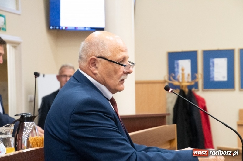 Zdjęcie w galerii na portalu naszraciborz.pl: Nikt nie mówił, że będzie łatwo... Podziękowania i dyplomy na sesji Rady Miasta wiadomości z regionu