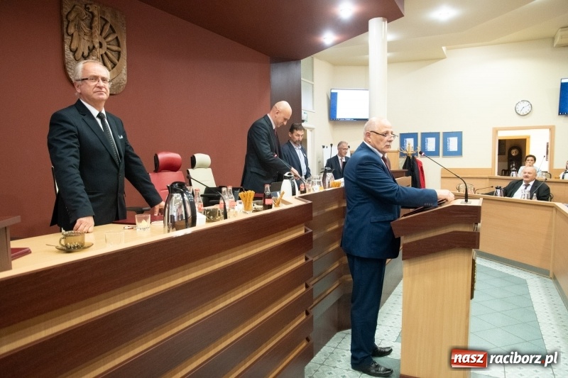 Zdjęcie w galerii na portalu naszraciborz.pl: Nikt nie mówił, że będzie łatwo... Podziękowania i dyplomy na sesji Rady Miasta wiadomości z regionu