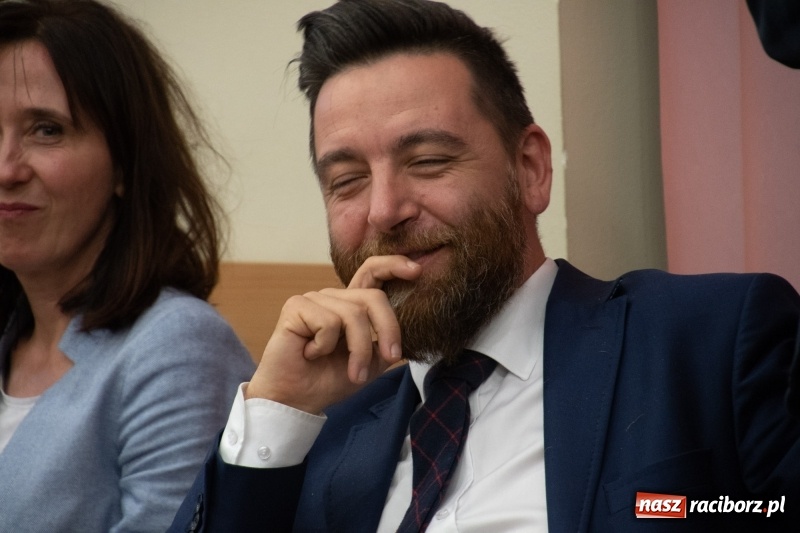 Zdjęcie w galerii na portalu naszraciborz.pl: Nikt nie mówił, że będzie łatwo... Podziękowania i dyplomy na sesji Rady Miasta wiadomości z regionu