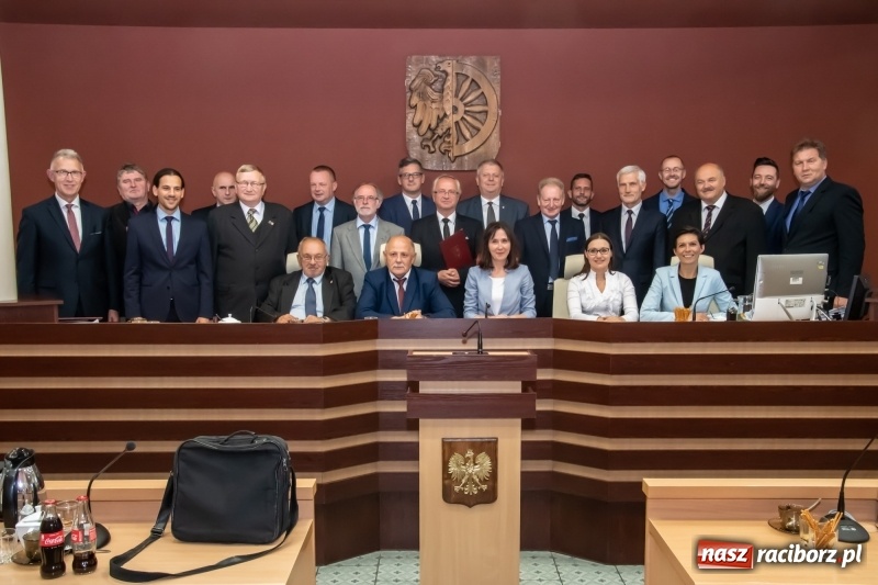 Zdjęcie w galerii na portalu naszraciborz.pl: Nikt nie mówił, że będzie łatwo... Podziękowania i dyplomy na sesji Rady Miasta wiadomości z regionu