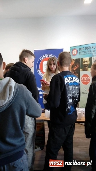 Zdjęcie w galerii na portalu naszraciborz.pl: Dopalacze-wypalacze. Akcja profilaktyczna w kuźniańskim MOW wiadomości z regionu