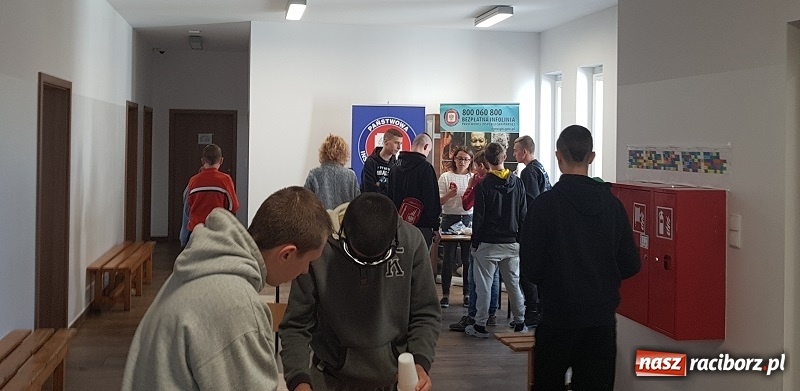 Zdjęcie w galerii na portalu naszraciborz.pl: Dopalacze-wypalacze. Akcja profilaktyczna w kuźniańskim MOW wiadomości z regionu