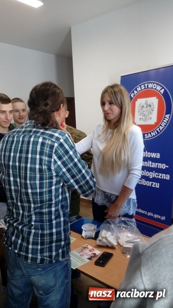 Zdjęcie w galerii na portalu naszraciborz.pl: Dopalacze-wypalacze. Akcja profilaktyczna w kuźniańskim MOW wiadomości z regionu