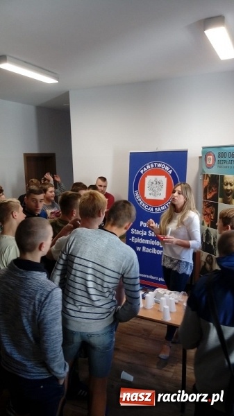 Zdjęcie w galerii na portalu naszraciborz.pl: Dopalacze-wypalacze. Akcja profilaktyczna w kuźniańskim MOW wiadomości z regionu