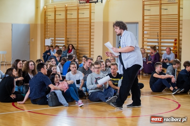 Zdjęcie w galerii na portalu naszraciborz.pl: Turniej gier i zabaw językowych dla uczniów II LO w Raciborzu wiadomości z regionu