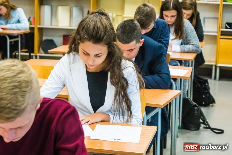 Zdjęcie w galerii na portalu naszraciborz.pl: Zmagania z językiem angielskim i niemieckim, czyli Europejski Dzień Języków Obcych w II LO wiadomości z regionu