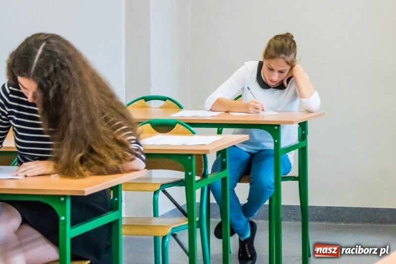 Zdjęcie w galerii na portalu naszraciborz.pl: Zmagania z językiem angielskim i niemieckim, czyli Europejski Dzień Języków Obcych w II LO wiadomości z regionu