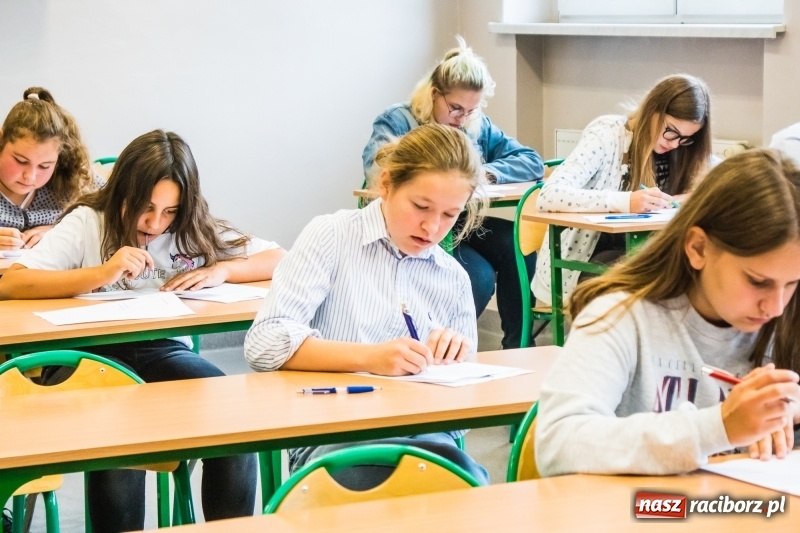 Zdjęcie w galerii na portalu naszraciborz.pl: Zmagania z językiem angielskim i niemieckim, czyli Europejski Dzień Języków Obcych w II LO wiadomości z regionu