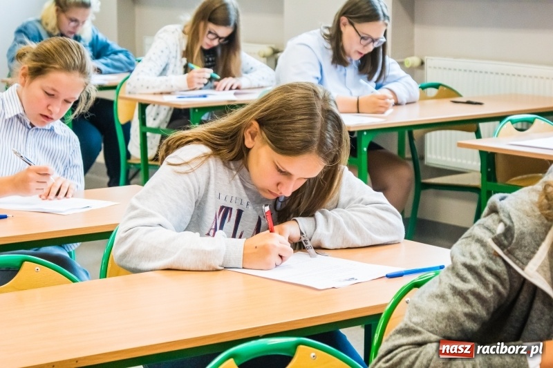 Zdjęcie w galerii na portalu naszraciborz.pl: Zmagania z językiem angielskim i niemieckim, czyli Europejski Dzień Języków Obcych w II LO wiadomości z regionu