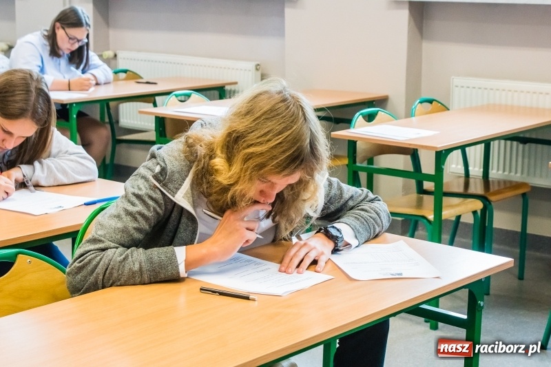 Zdjęcie w galerii na portalu naszraciborz.pl: Zmagania z językiem angielskim i niemieckim, czyli Europejski Dzień Języków Obcych w II LO wiadomości z regionu