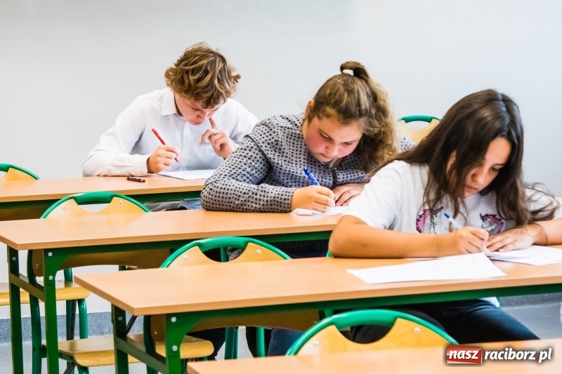 Zdjęcie w galerii na portalu naszraciborz.pl: Zmagania z językiem angielskim i niemieckim, czyli Europejski Dzień Języków Obcych w II LO wiadomości z regionu