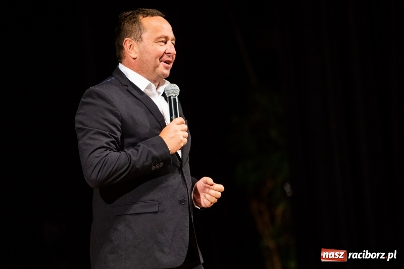 Zdjęcie w galerii na portalu naszraciborz.pl: Kabaret pod Wyrwigroszem bawił w RCK wiadomości z regionu